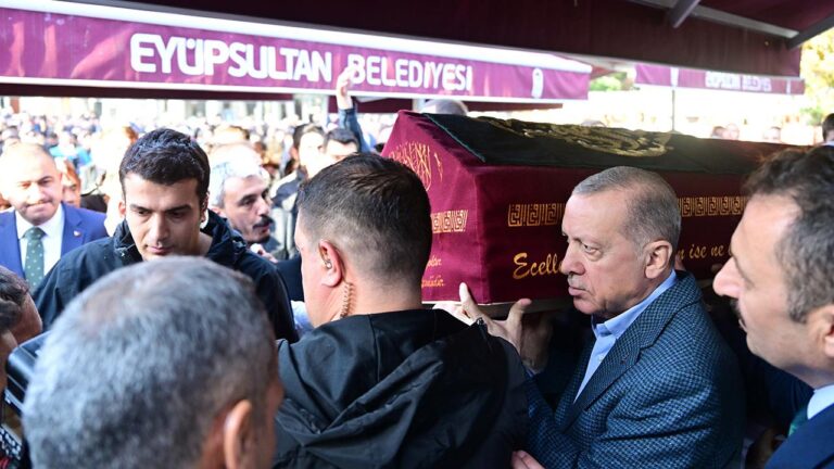 Erdoğan, Mahmud Esad Coşan’ın Değerli Eşi Hacer Muhterem Coşan’ın Cenazesinde Saygı duruşunda bulundu