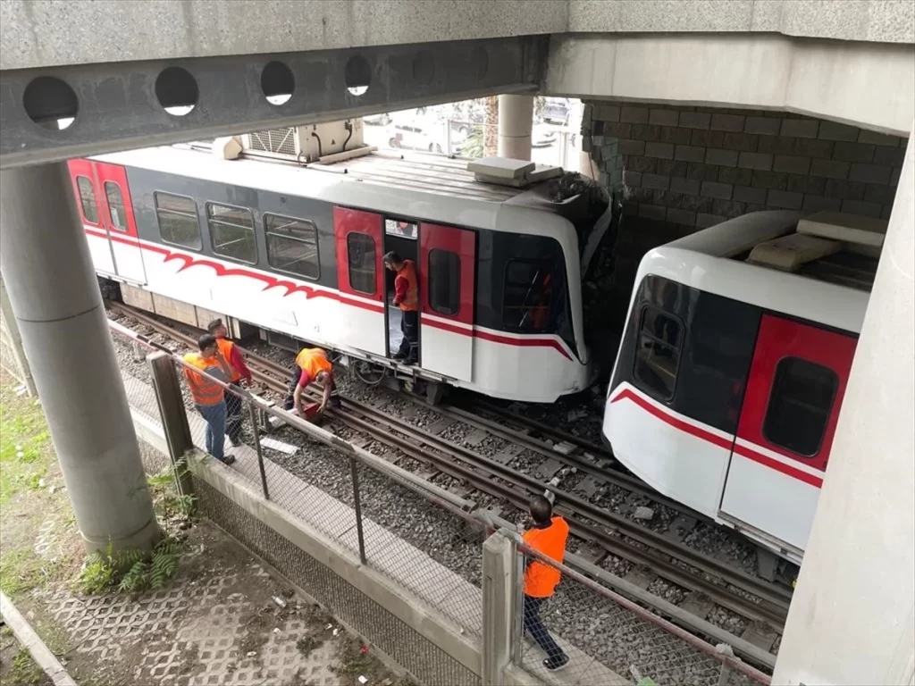 İzmir Metrosu Kazası Raydan Çıkan İniş ve Duvara Çarpma