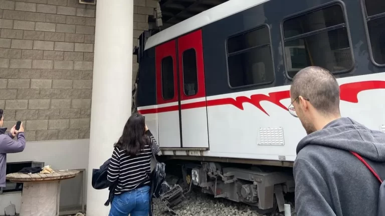İzmir Metrosu Kazası Raydan Çıkan İniş ve Duvara Çarpma